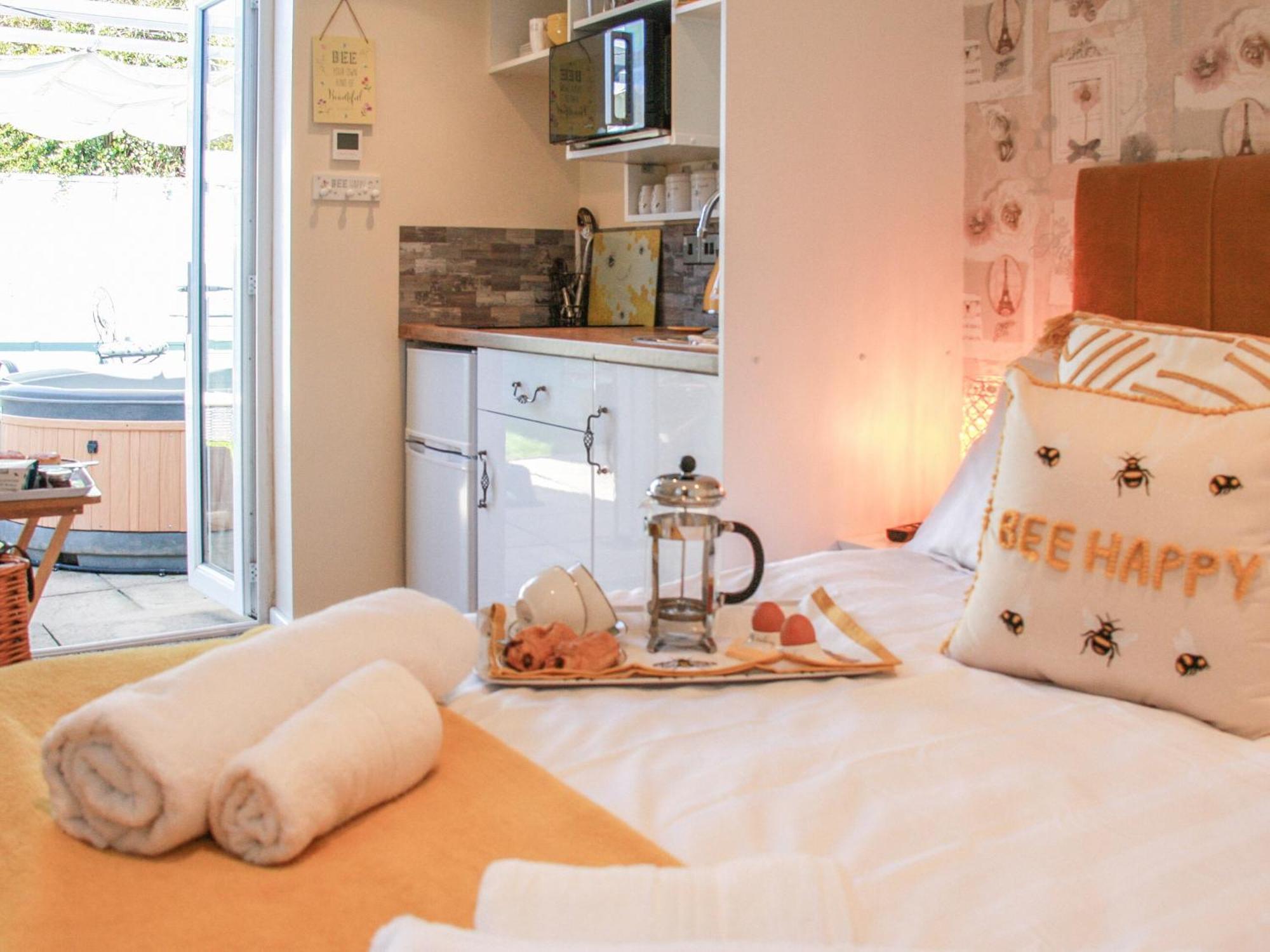 The Beehive Villa มันด์สลีย์ ภายนอก รูปภาพ